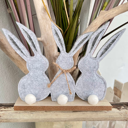 Hase aus Filz auf einem Holzsockel - diese schönen Filzhasen gibt es in 2 Größen.
Maße: H 15,5 cm - B 17 cm
Material: Filz, Holz
Farbe: grau
