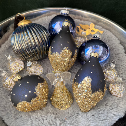 Dieses ausgewählte Set an Weihnachtskugeln ist ein wahres Unikat!
Es besteht aus 14 funkelnden Glaskugeln. Die Besonderheit: In dieser Kombination ist es nur einmal erhältlich.
Der ursprüngliche Verkaufspreis im Ladengeschäft liegt bei 75,50€.
Maße: verschiedene Größen
Farben: Gold, Blau
Material: Glas
Lieferumfang: 14 Christbaumkugeln in verschiedenen Größen