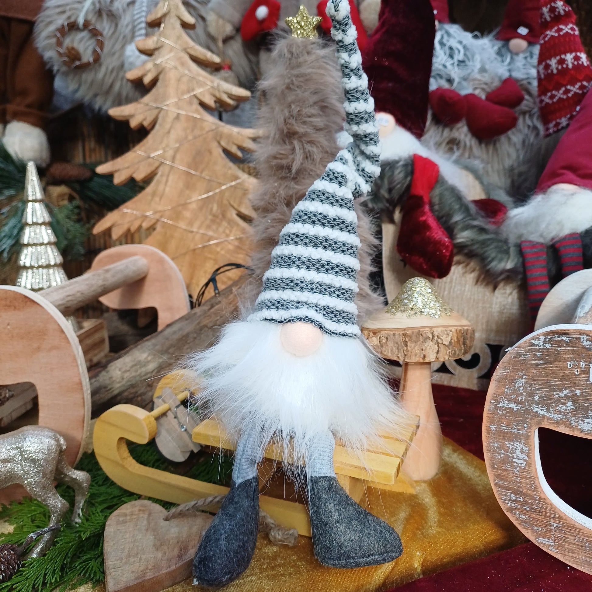 Diese lustigen Gesellen haben eine tolle Strickmütze und sind in 2 verschiedenen Größen (40 cm und 50 cm) erhältlich: