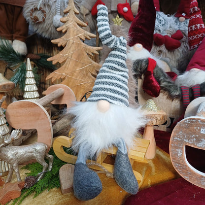 Diese lustigen Gesellen haben eine tolle Strickmütze und sind in 2 verschiedenen Größen (40 cm und 50 cm) erhältlich: