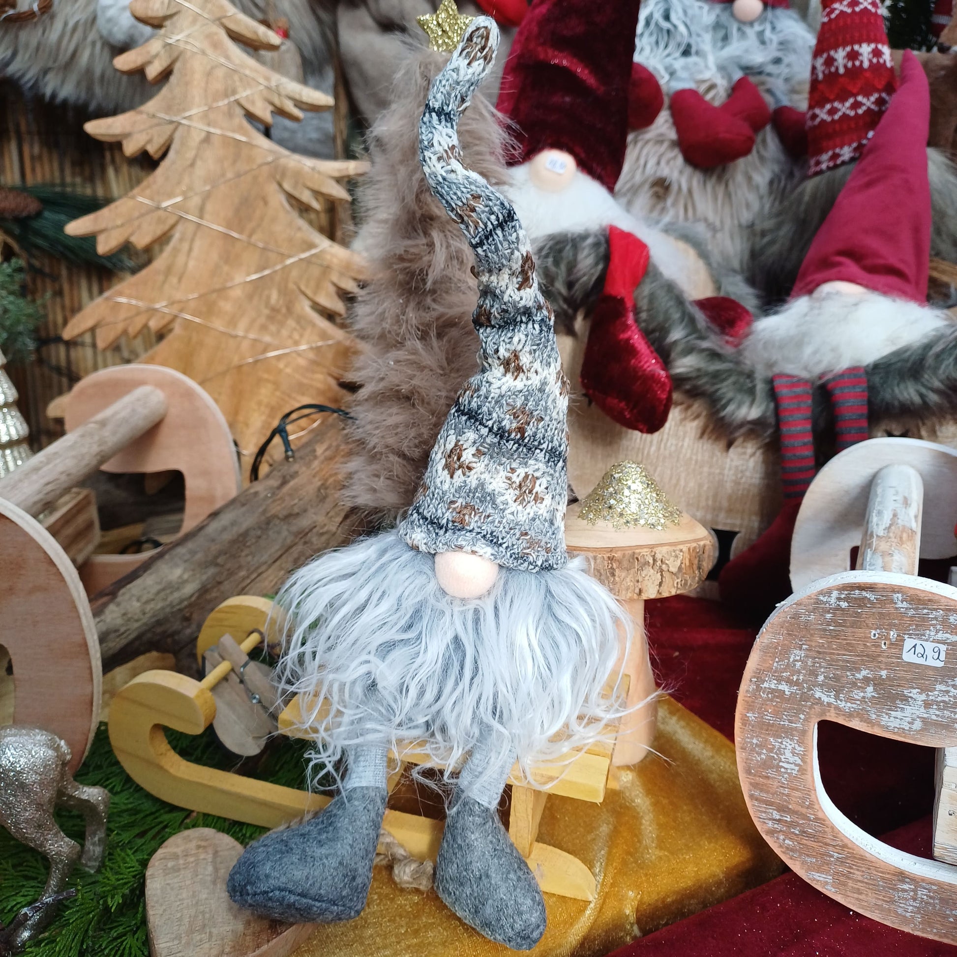 Wichtel mit grau, weiß, brauner Strickmütze im Norwegermuster und einem grauen Zottelbart. Dieser Wichtel überzeugt mit einer tollen Farbkombination aus grau, weiß und dezentem braun. Die Kombination aus Norwegermuster und dem Zottelbart machen aus ihm etwas ganz besonderes.