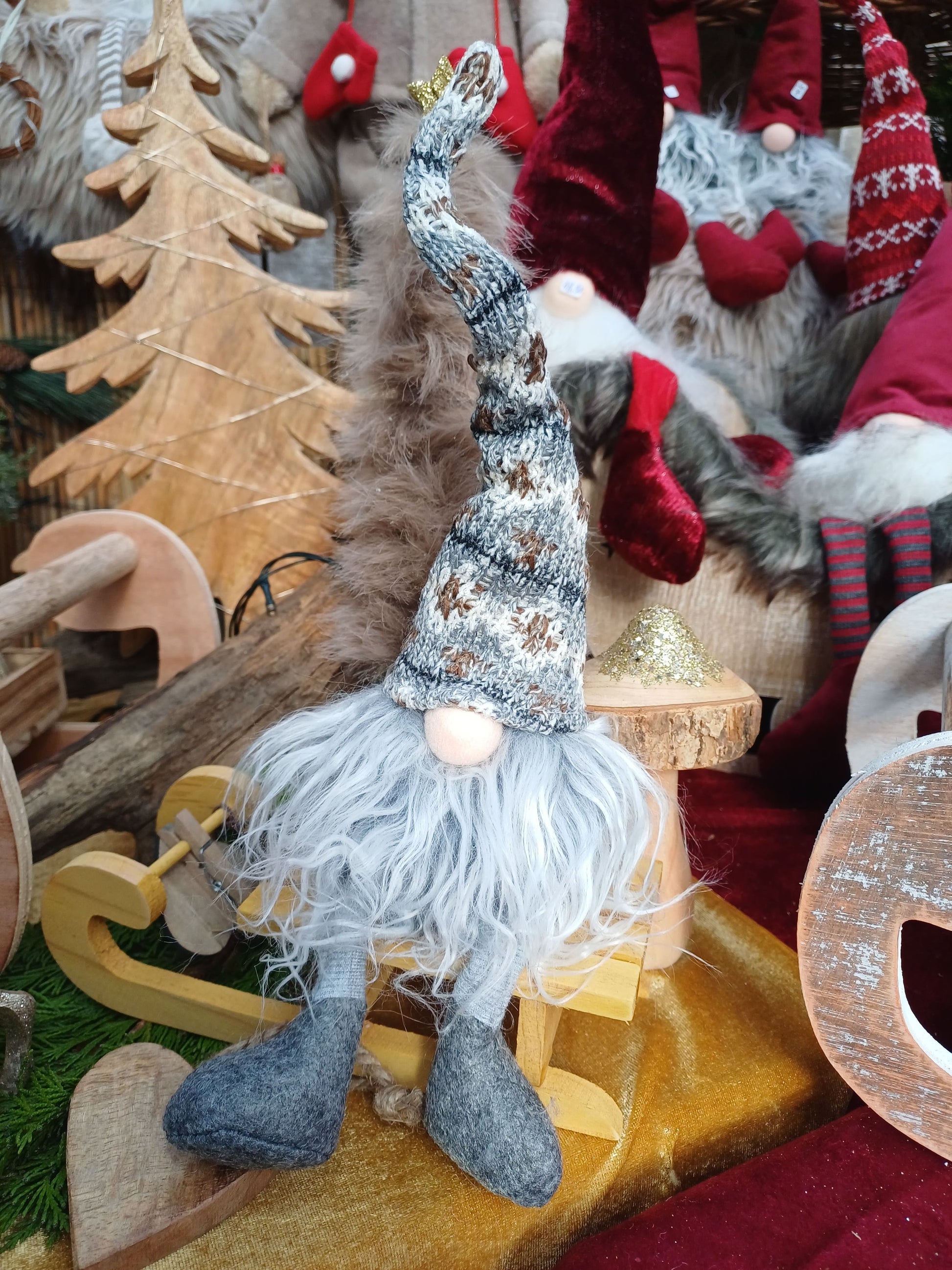 Wichtel mit grau, weiß, brauner Strickmütze im Norwegermuster und einem grauen Zottelbart. Dieser Wichtel überzeugt mit einer tollen Farbkombination aus grau, weiß und dezentem braun. Die Kombination aus Norwegermuster und dem Zottelbart machen aus ihm etwas ganz besonderes.