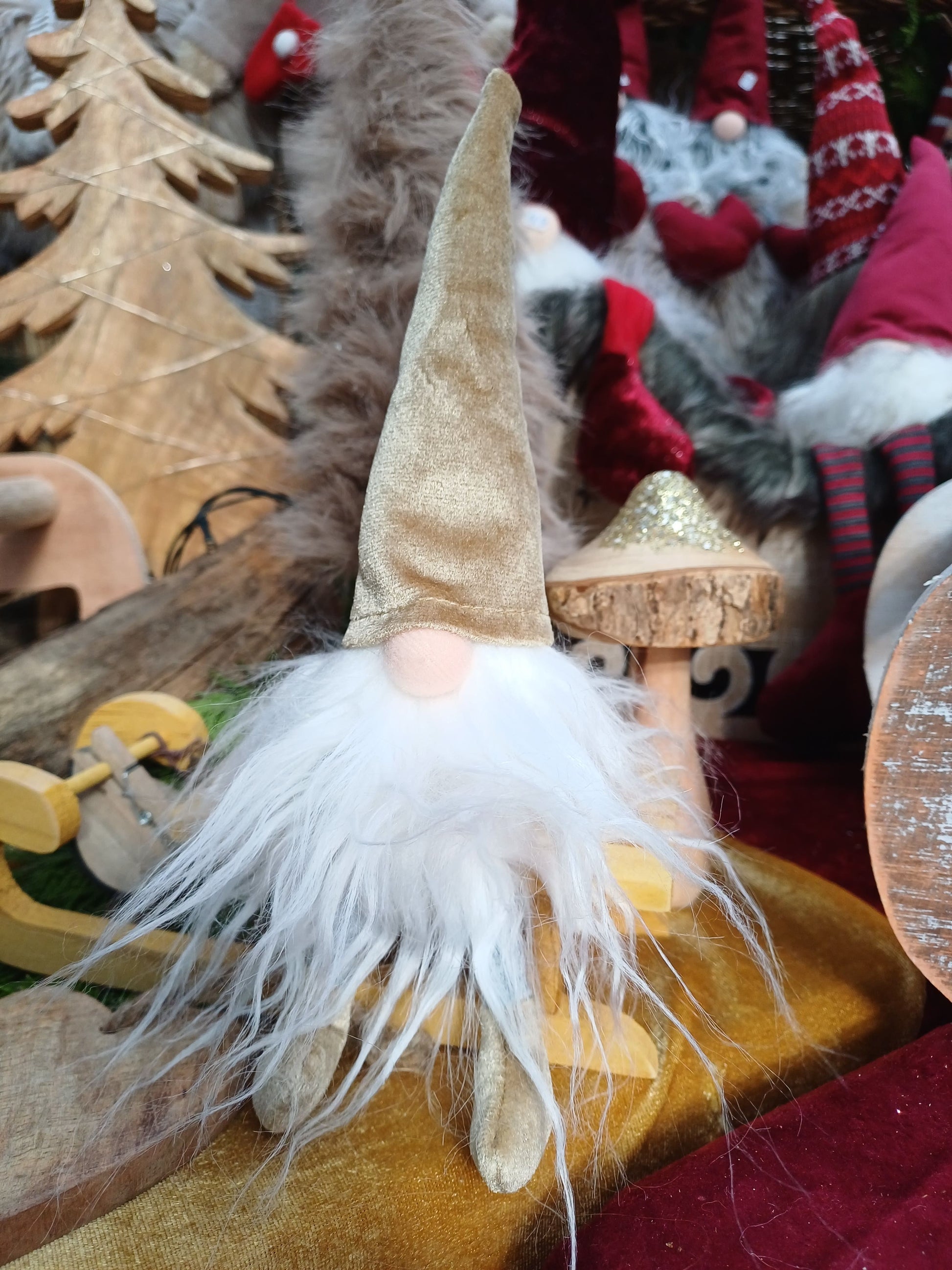 Wichtel mit einer Stoffmütze in goldener Farbe und grauen Beinchen. Dieser Wichtel erstrahlt in goldenem Glanz und lässt sich hervorragend mit anderen Farben kombinieren.