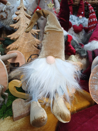 Wichtel mit einer Stoffmütze in goldener Farbe und grauen Beinchen. Dieser Wichtel erstrahlt in goldenem Glanz und lässt sich hervorragend mit anderen Farben kombinieren.