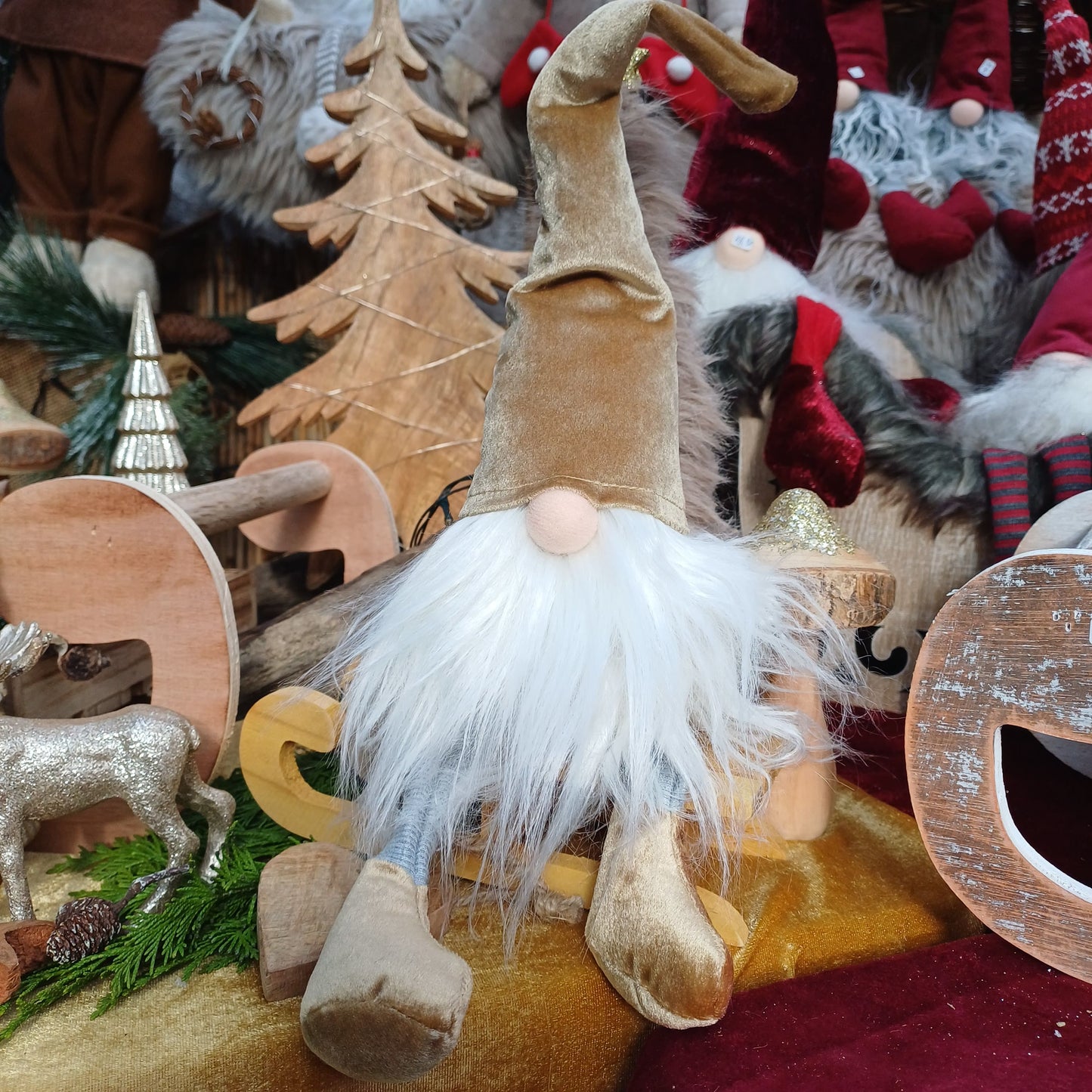 Wichtel mit einer Stoffmütze in goldener Farbe und grauen Beinchen. Dieser Wichtel erstrahlt in goldenem Glanz und lässt sich hervorragend mit anderen Farben kombinieren.