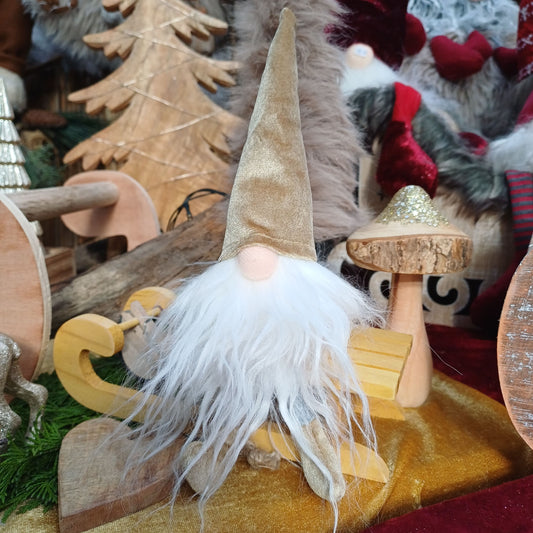 Wichtel mit einer Stoffmütze in goldener Farbe und grauen Beinchen. Dieser Wichtel erstrahlt in goldenem Glanz und lässt sich hervorragend mit anderen Farben kombinieren.