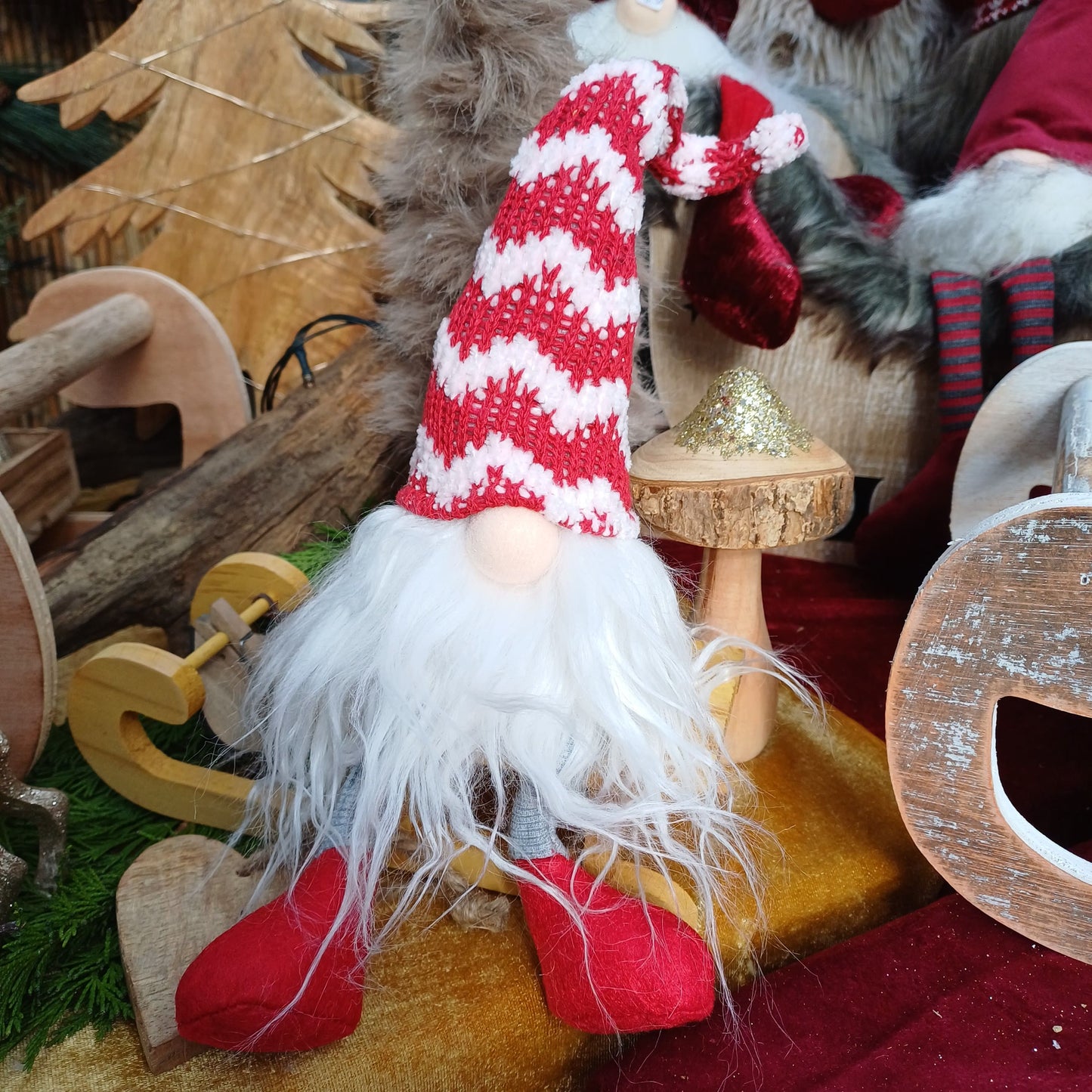 Wichtel mit rot weißer Strickmütze und einem weißen Bart. Dieser Wichtel überzeugt mit einer klassischen Farbkombination aus weiß und rot. Die weißen Wellen in der roten Mütze machen aus ihm etwas ganz besonderes.