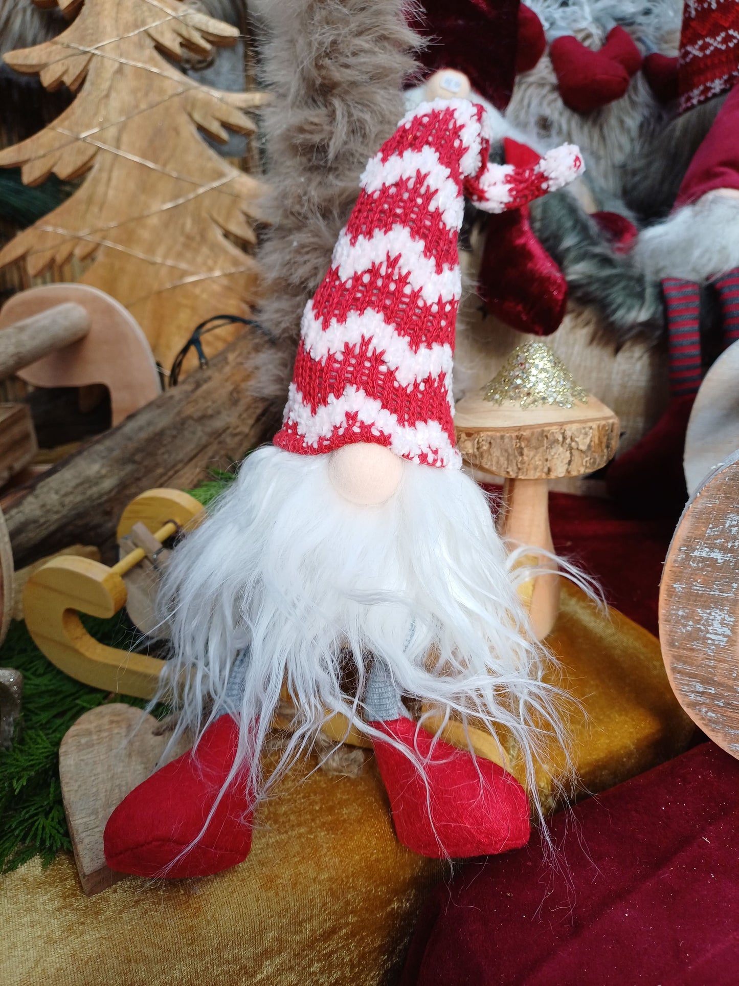 Wichtel mit rot weißer Strickmütze und einem weißen Bart. Dieser Wichtel überzeugt mit einer klassischen Farbkombination aus weiß und rot. Die weißen Wellen in der roten Mütze machen aus ihm etwas ganz besonderes.