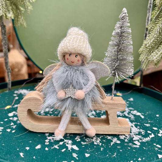 Dieser süße Engel mit seinen glitzernden Flügeln und frechen Zöpfchen sitzt auf einem Holzschlitten und wird von einem funkelnden Bäumchen begleitet. Ein wahrlich zauberhaftes Dekostück, das jede weihnachtliche Sammlung bereichert.
Maße: ca. L 12,0 cm x B 2,0 cm x H 12 cm
Material: Stoff, Wolle, Holz
Farben: blau, weiß, silber
Lieferumfang: 1 Engel in der ausgesuchten Variante