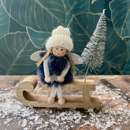 Dieser süße Engel mit seinen glitzernden Flügeln und frechen Zöpfchen sitzt auf einem Holzschlitten und wird von einem funkelnden Bäumchen begleitet. Ein wahrlich zauberhaftes Dekostück, das jede weihnachtliche Sammlung bereichert.
Maße: ca. L 12,0 cm x B 2,0 cm x H 12 cm
Material: Stoff, Wolle, Holz
Farben: blau, weiß, silber
Lieferumfang: 1 Engel in der ausgesuchten Variante