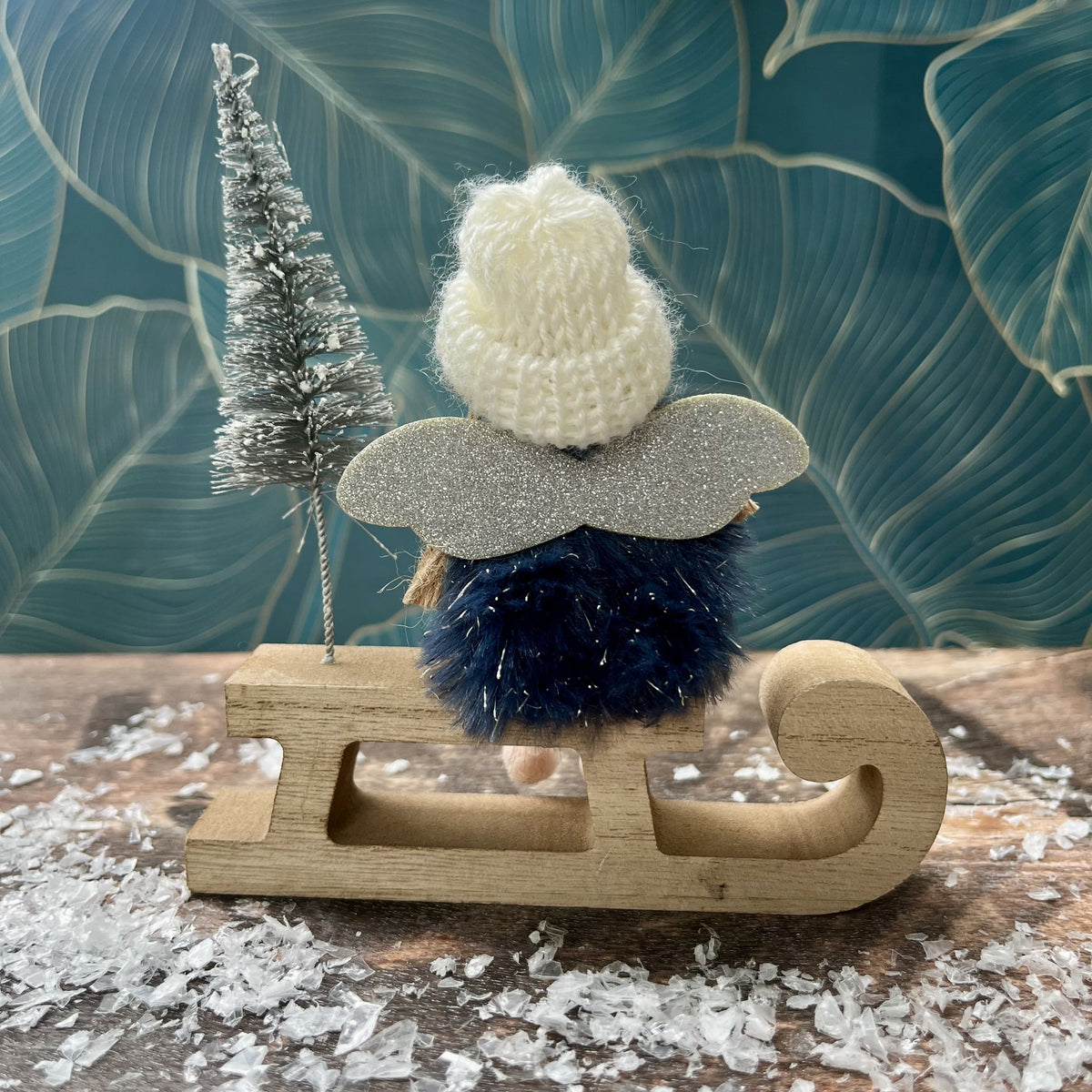 Dieser süße Engel mit seinen glitzernden Flügeln und frechen Zöpfchen sitzt auf einem Holzschlitten und wird von einem funkelnden Bäumchen begleitet. Ein wahrlich zauberhaftes Dekostück, das jede weihnachtliche Sammlung bereichert.
Maße: ca. L 12,0 cm x B 2,0 cm x H 12 cm
Material: Stoff, Wolle, Holz
Farben: blau, weiß, silber
Lieferumfang: 1 Engel in der ausgesuchten Variante