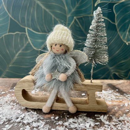 Dieser süße Engel mit seinen glitzernden Flügeln und frechen Zöpfchen sitzt auf einem Holzschlitten und wird von einem funkelnden Bäumchen begleitet. Ein wahrlich zauberhaftes Dekostück, das jede weihnachtliche Sammlung bereichert.
Maße: ca. L 12,0 cm x B 2,0 cm x H 12 cm
Material: Stoff, Wolle, Holz
Farben: blau, weiß, silber
Lieferumfang: 1 Engel in der ausgesuchten Variante