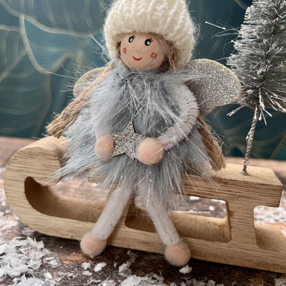 Dieser süße Engel mit seinen glitzernden Flügeln und frechen Zöpfchen sitzt auf einem Holzschlitten und wird von einem funkelnden Bäumchen begleitet. Ein wahrlich zauberhaftes Dekostück, das jede weihnachtliche Sammlung bereichert.
Maße: ca. L 12,0 cm x B 2,0 cm x H 12 cm
Material: Stoff, Wolle, Holz
Farben: blau, weiß, silber
Lieferumfang: 1 Engel in der ausgesuchten Variante