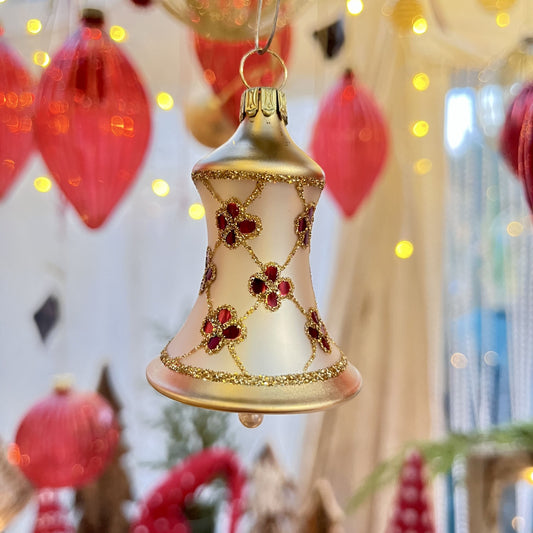 Diese Glocke in der Farbe champagner ist ein Meisterwerk traditioneller Glaskunst aus Lauscha / Thüringen – mundgeblasen und liebevoll von Hand gefertigt.
Als Teil unserer Kollektion ältester Hohlglas-Schmucktechniken ist dieses Stück nicht nur ein jährlicher Begleiter, sondern ein vererbbarer Schatz mit Wertsteigerung, der Generationen Freude bereitet