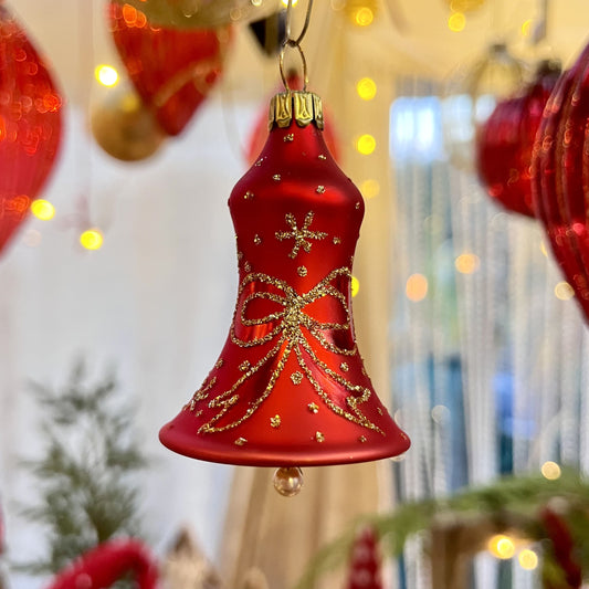 Diese rote Glocke mit goldener Schleife ist ein Meisterwerk traditioneller Glaskunst aus Lauscha / Thüringen – mundgeblasen und liebevoll von Hand gefertigt.
Als Teil unserer Kollektion ältester Hohlglas-Schmucktechniken ist dieses Stück nicht nur ein jährlicher Begleiter, sondern ein vererbbarer Schatz mit Wertsteigerung, der Generationen Freude bereitet