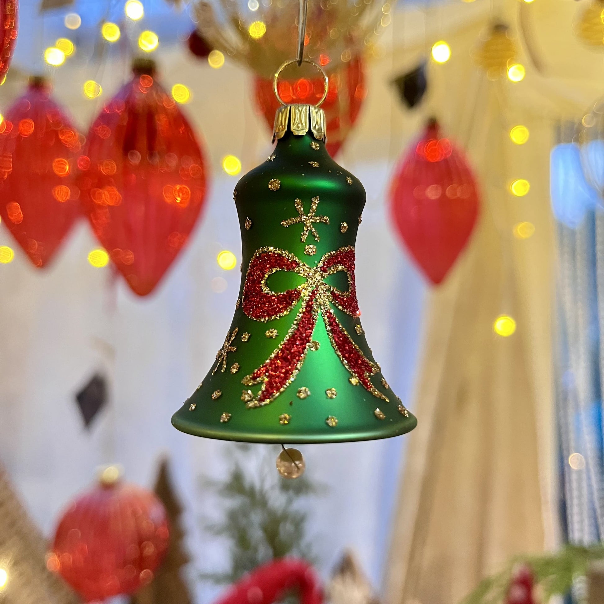 Diese grüne Glocke mit roter Schleife ist ein Meisterwerk traditioneller Glaskunst aus Lauscha / Thüringen – mundgeblasen und liebevoll von Hand gefertigt.
Als Teil unserer Kollektion ältester Hohlglas-Schmucktechniken ist dieses Stück nicht nur ein jährlicher Begleiter, sondern ein vererbbarer Schatz mit Wertsteigerung, der Generationen Freude bereitet