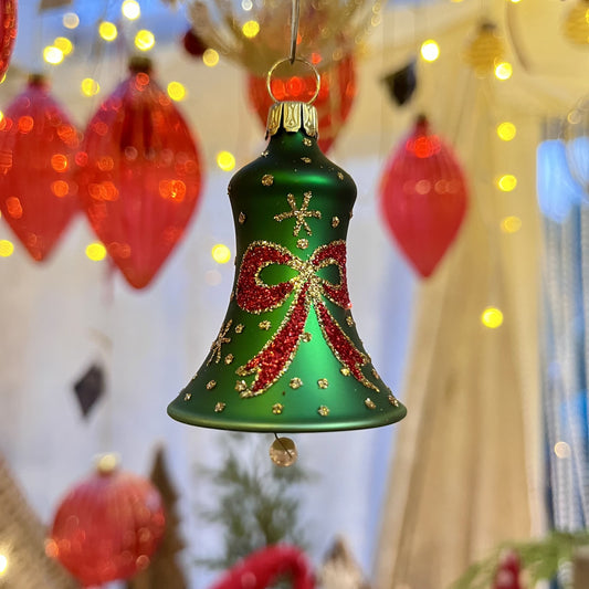 Diese grüne Glocke mit roter Schleife ist ein Meisterwerk traditioneller Glaskunst aus Lauscha / Thüringen – mundgeblasen und liebevoll von Hand gefertigt.
Als Teil unserer Kollektion ältester Hohlglas-Schmucktechniken ist dieses Stück nicht nur ein jährlicher Begleiter, sondern ein vererbbarer Schatz mit Wertsteigerung, der Generationen Freude bereitet