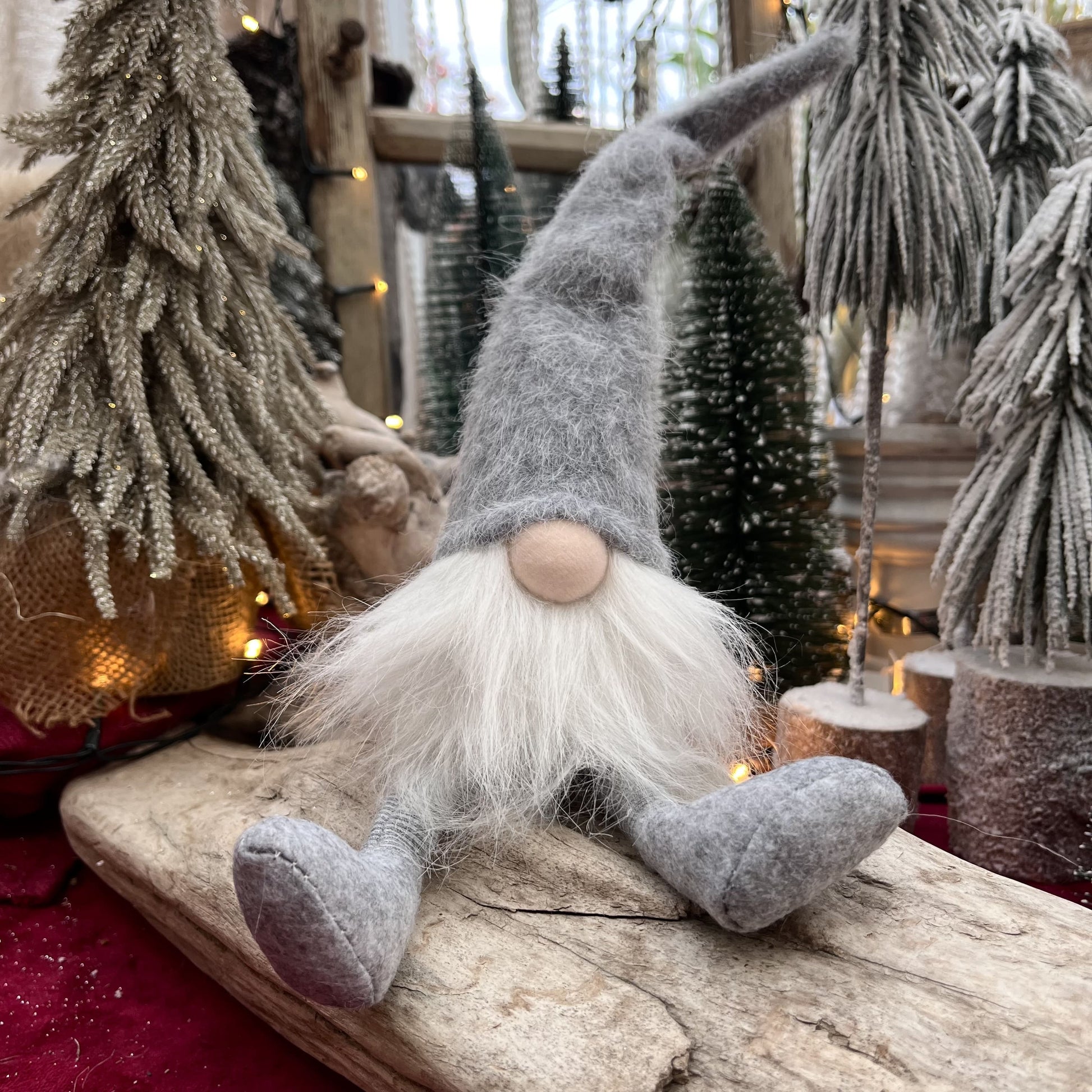 Wichtel Kantenhocker mit Fellmütze.
Dieser Wichtel überzeugt mit schlichter Eleganz und einer flauschigen Fellmütze.