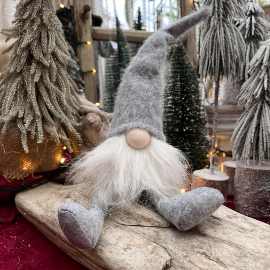 Wichtel Kantenhocker mit Fellmütze.
Dieser Wichtel überzeugt mit schlichter Eleganz und einer flauschigen Fellmütze.