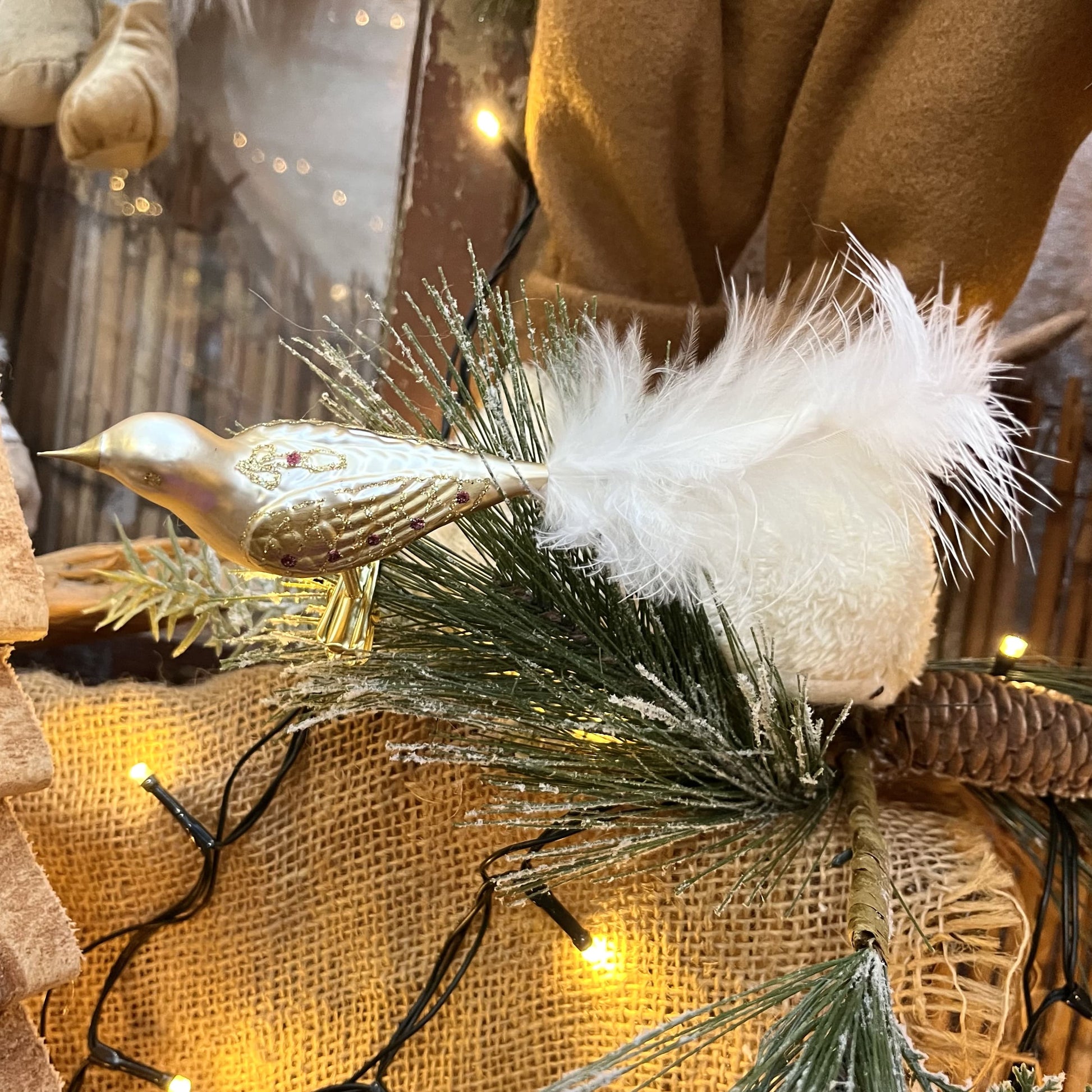Dieser Vogel ist ein Meisterwerk original Böhmischer&nbsp;Glaskunst – mundgeblasen und liebevoll von Hand bemalt.
Als Teil unserer Kollektion ältester Hohlglas-Schmucktechniken ist dieses Stück nicht nur ein jährlicher Begleiter, sondern ein vererbbarer Schatz mit Wertsteigerung, der Generationen Freude bereitet.