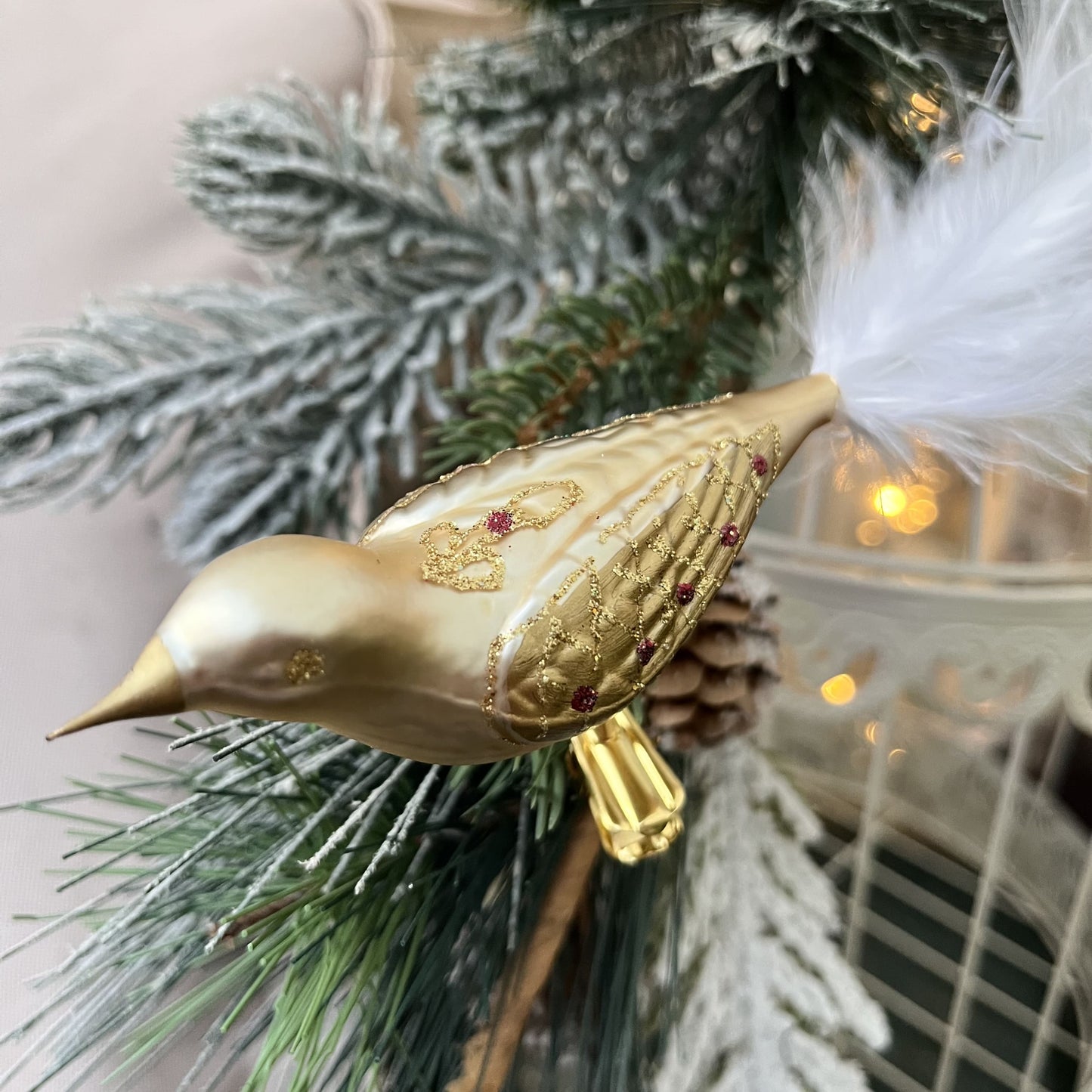 Dieser Vogel ist ein Meisterwerk original Böhmischer&nbsp;Glaskunst – mundgeblasen und liebevoll von Hand bemalt.
Als Teil unserer Kollektion ältester Hohlglas-Schmucktechniken ist dieses Stück nicht nur ein jährlicher Begleiter, sondern ein vererbbarer Schatz mit Wertsteigerung, der Generationen Freude bereitet.