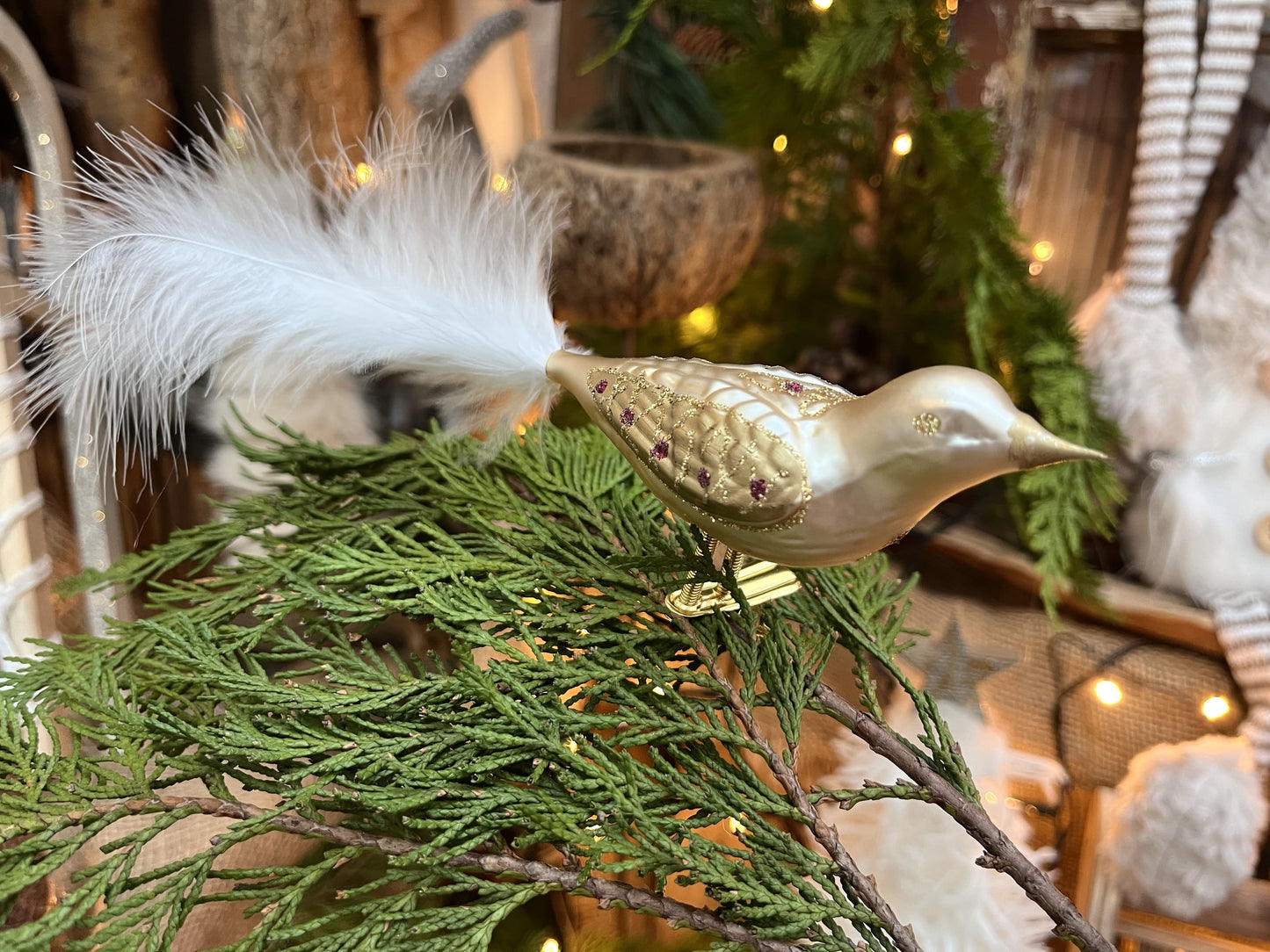 Dieser Vogel ist ein Meisterwerk original Böhmischer&nbsp;Glaskunst – mundgeblasen und liebevoll von Hand bemalt.
Als Teil unserer Kollektion ältester Hohlglas-Schmucktechniken ist dieses Stück nicht nur ein jährlicher Begleiter, sondern ein vererbbarer Schatz mit Wertsteigerung, der Generationen Freude bereitet.