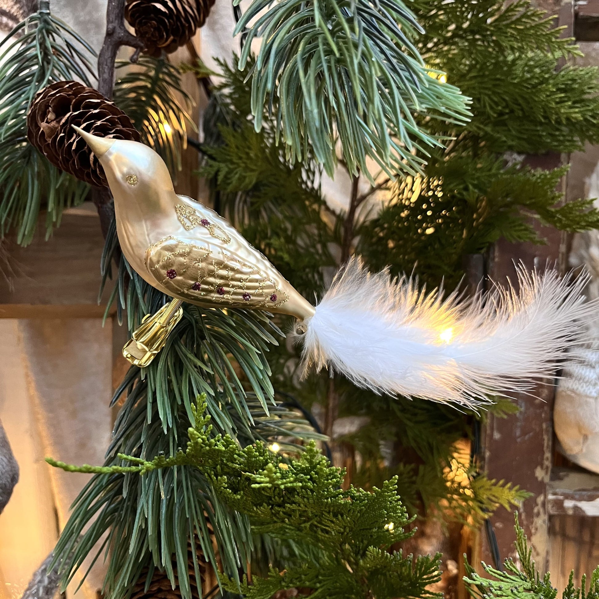 Dieser Vogel ist ein Meisterwerk original Böhmischer&nbsp;Glaskunst – mundgeblasen und liebevoll von Hand bemalt.
Als Teil unserer Kollektion ältester Hohlglas-Schmucktechniken ist dieses Stück nicht nur ein jährlicher Begleiter, sondern ein vererbbarer Schatz mit Wertsteigerung, der Generationen Freude bereitet.