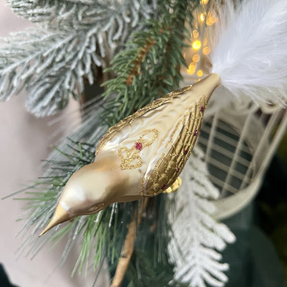 Dieser Vogel ist ein Meisterwerk original Böhmischer&nbsp;Glaskunst – mundgeblasen und liebevoll von Hand bemalt.
Als Teil unserer Kollektion ältester Hohlglas-Schmucktechniken ist dieses Stück nicht nur ein jährlicher Begleiter, sondern ein vererbbarer Schatz mit Wertsteigerung, der Generationen Freude bereitet.