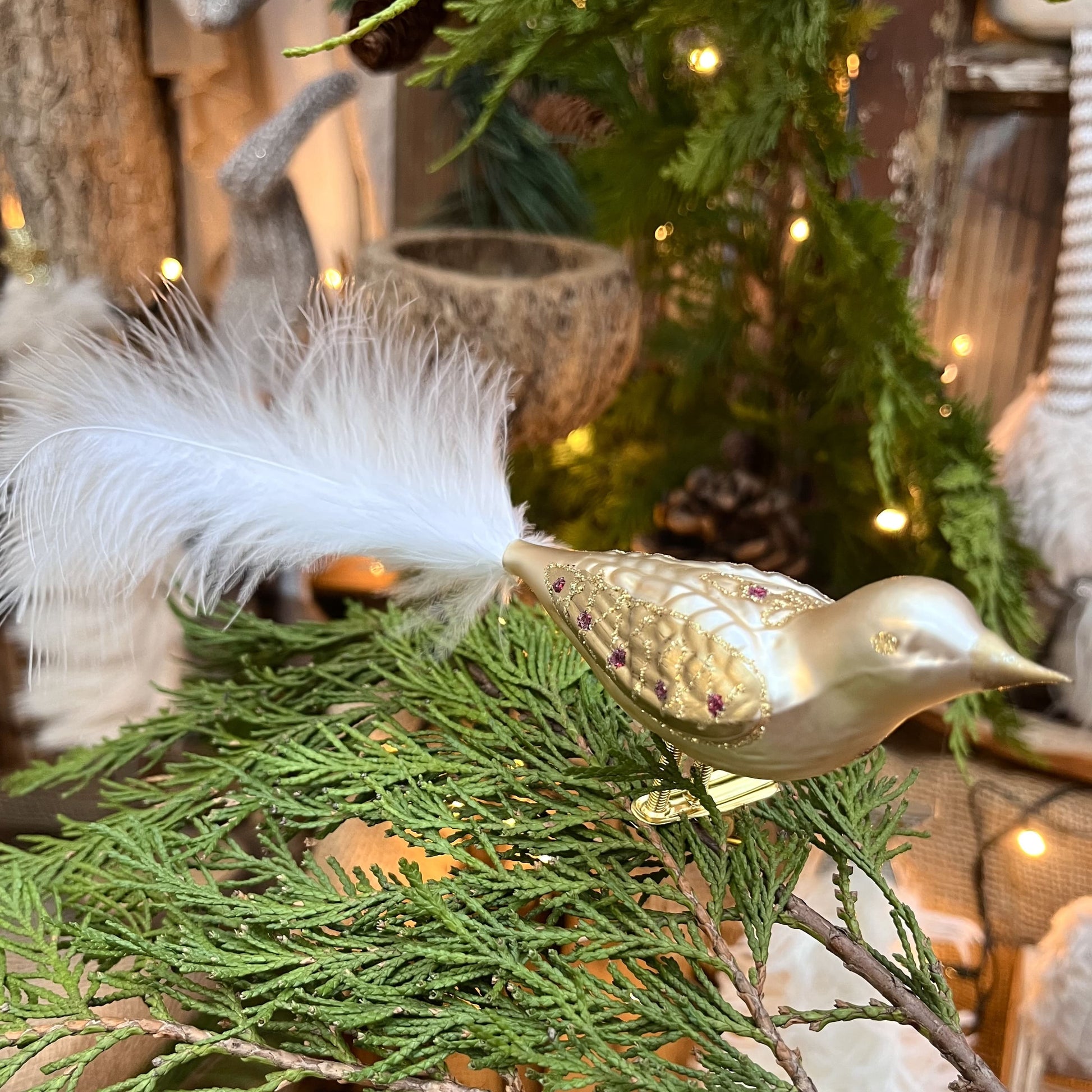 Dieser Vogel ist ein Meisterwerk original Böhmischer&nbsp;Glaskunst – mundgeblasen und liebevoll von Hand bemalt.
Als Teil unserer Kollektion ältester Hohlglas-Schmucktechniken ist dieses Stück nicht nur ein jährlicher Begleiter, sondern ein vererbbarer Schatz mit Wertsteigerung, der Generationen Freude bereitet.