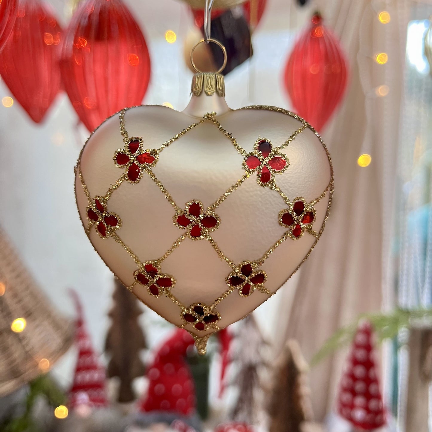 Dieses Herz aus Glas ist ein Meisterwerk traditioneller Glaskunst aus Lauscha / Thüringen – mundgeblasen und liebevoll von Hand bemalt. Als Teil unserer Kollektion ältester Hohlglas-Schmucktechniken ist dieses Stück nicht nur ein jährlicher Begleiter, sondern ein vererbbarer Schatz mit Wertsteigerung, der Generationen Freude bereitet.