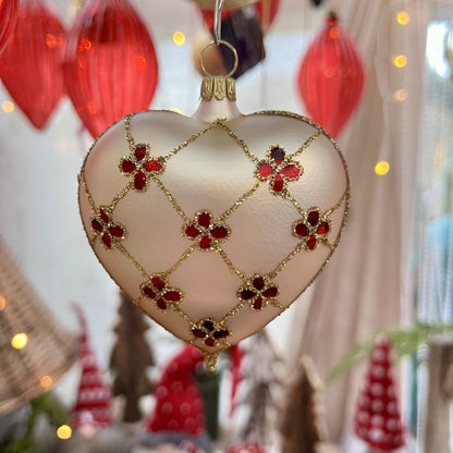 Dieses Herz aus Glas ist ein Meisterwerk traditioneller Glaskunst aus Lauscha / Thüringen – mundgeblasen und liebevoll von Hand bemalt. Als Teil unserer Kollektion ältester Hohlglas-Schmucktechniken ist dieses Stück nicht nur ein jährlicher Begleiter, sondern ein vererbbarer Schatz mit Wertsteigerung, der Generationen Freude bereitet.