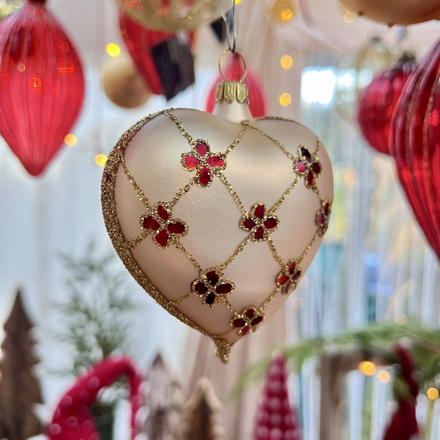 Dieses Herz aus Glas ist ein Meisterwerk traditioneller Glaskunst aus Lauscha / Thüringen – mundgeblasen und liebevoll von Hand bemalt. Als Teil unserer Kollektion ältester Hohlglas-Schmucktechniken ist dieses Stück nicht nur ein jährlicher Begleiter, sondern ein vererbbarer Schatz mit Wertsteigerung, der Generationen Freude bereitet.