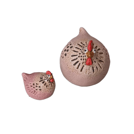 Die Hühner aus Steingut sind in 2 Größen erhältlich. Der Farbverlauf ist wechselnd zwischen Pink und Rosa. Sehr schöne Deko fürs ganze Jahr.