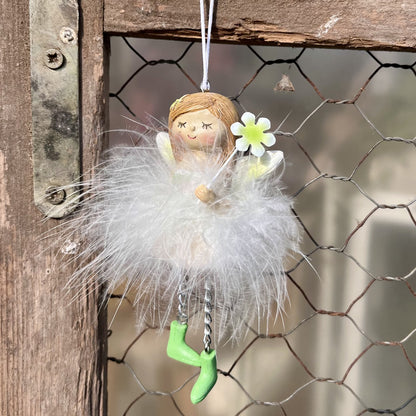 Elfe mit Blume zum hinhängen in 3 Farben erhältlich.
Maße: Höhe ca 12 cm + Hänger
Material: Polyresin, Federn, Metall
Farben: lila, grün, rosa
Lieferumfang: 1 Elfe in der ausgesuchten Farbe