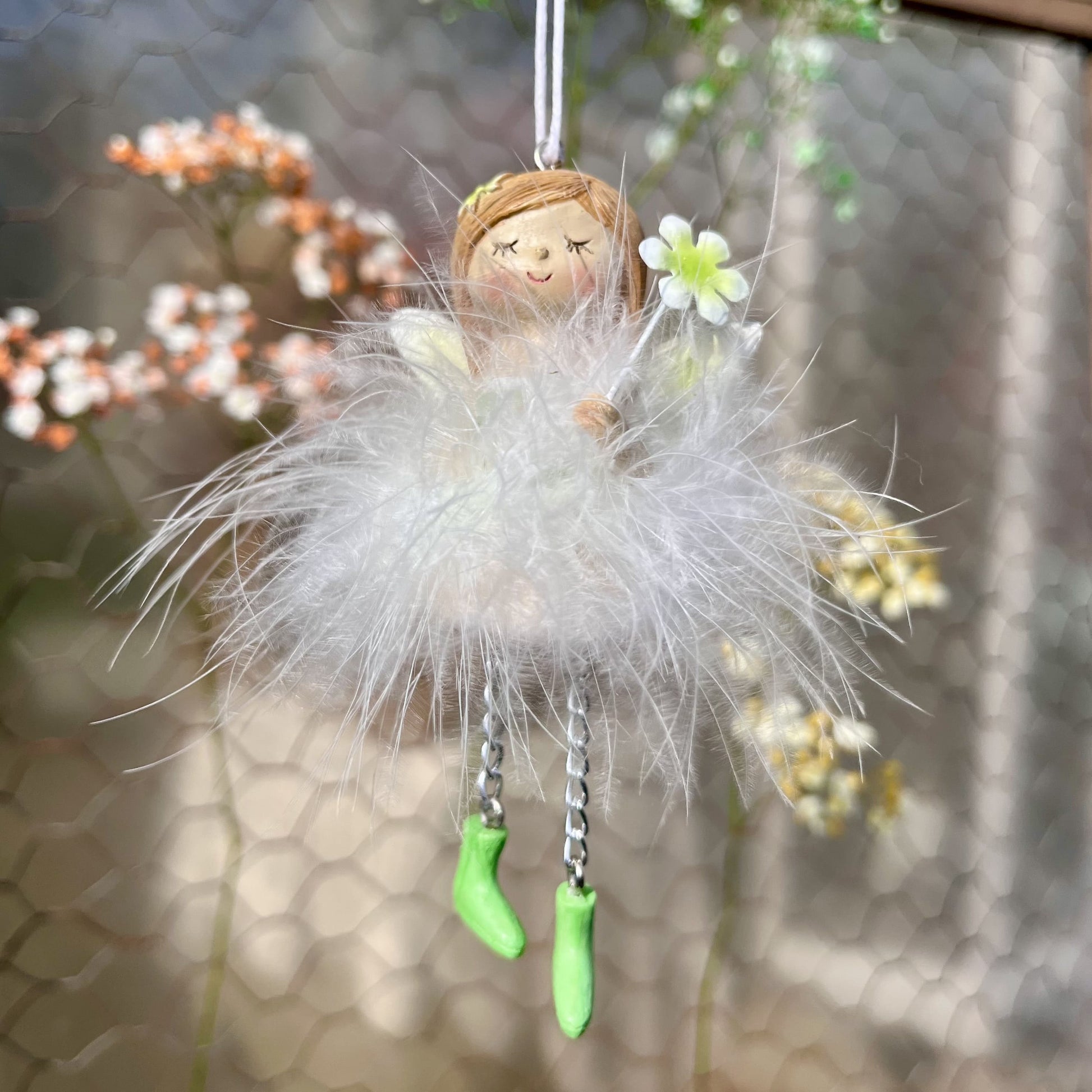 Elfe mit Blume zum hinhängen in 3 Farben erhältlich.
Maße: Höhe ca 12 cm + Hänger
Material: Polyresin, Federn, Metall
Farben: lila, grün, rosa
Lieferumfang: 1 Elfe in der ausgesuchten Farbe