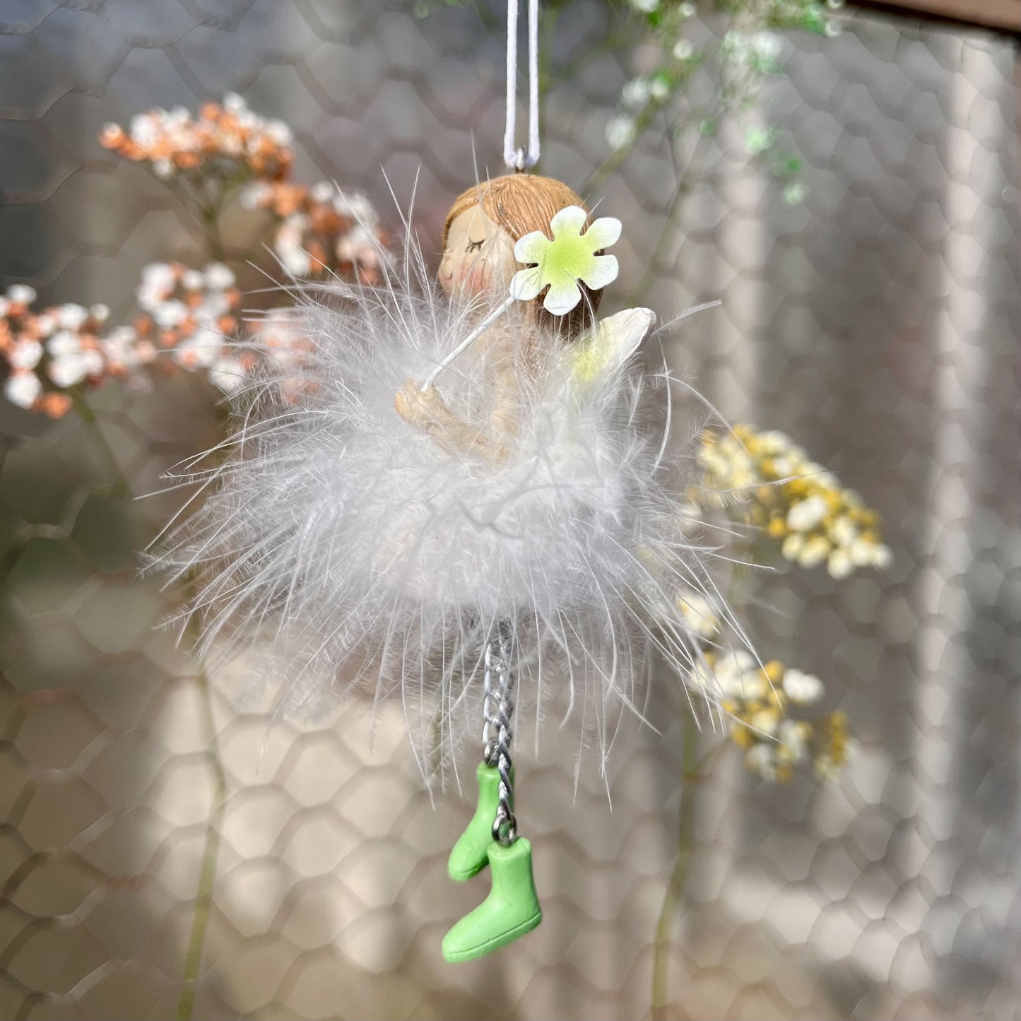 Elfe mit Blume zum hinhängen in 3 Farben erhältlich.
Maße: Höhe ca 12 cm + Hänger
Material: Polyresin, Federn, Metall
Farben: lila, grün, rosa
Lieferumfang: 1 Elfe in der ausgesuchten Farbe