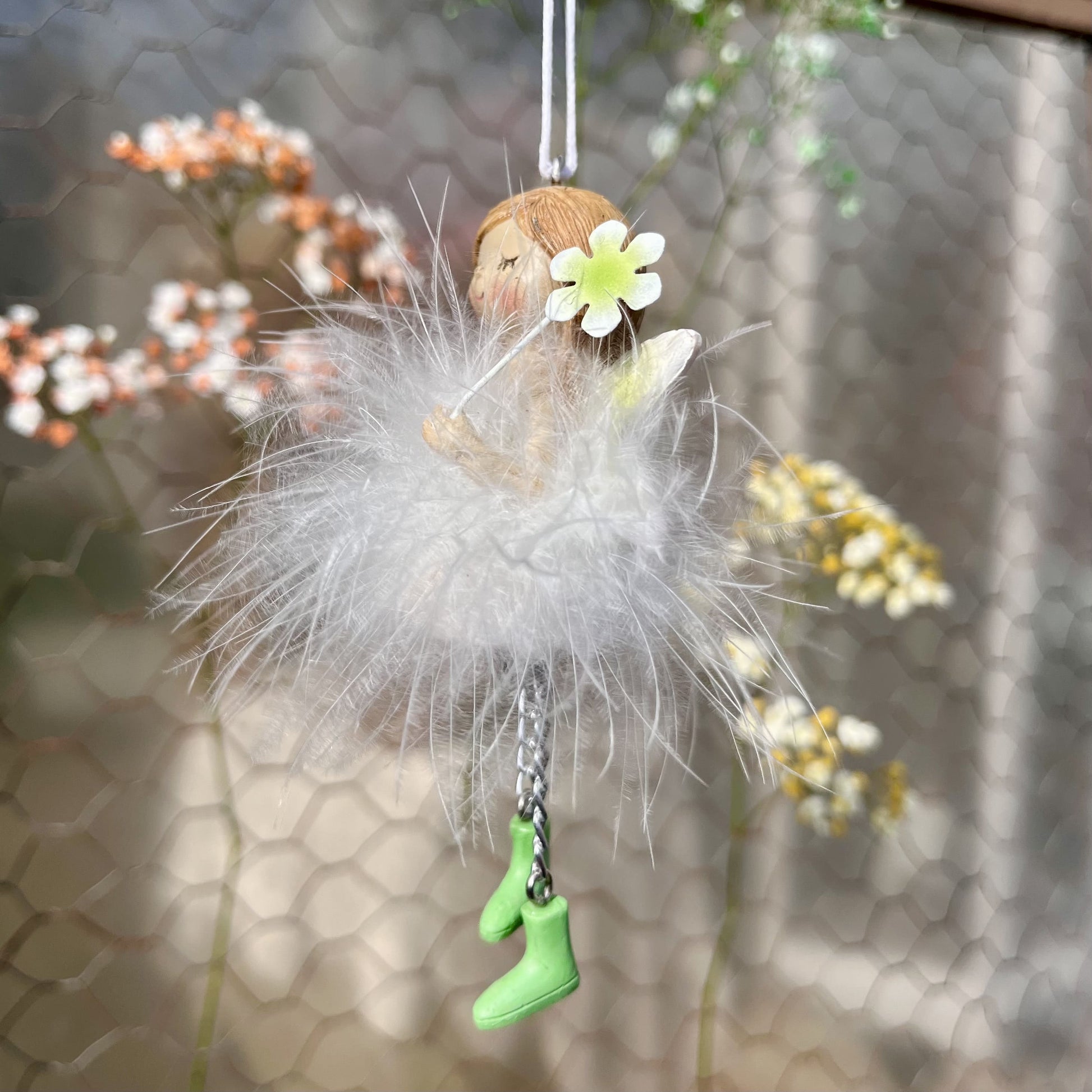 Elfe mit Blume zum hinhängen in 3 Farben erhältlich.
Maße: Höhe ca 12 cm + Hänger
Material: Polyresin, Federn, Metall
Farben: lila, grün, rosa
Lieferumfang: 1 Elfe in der ausgesuchten Farbe