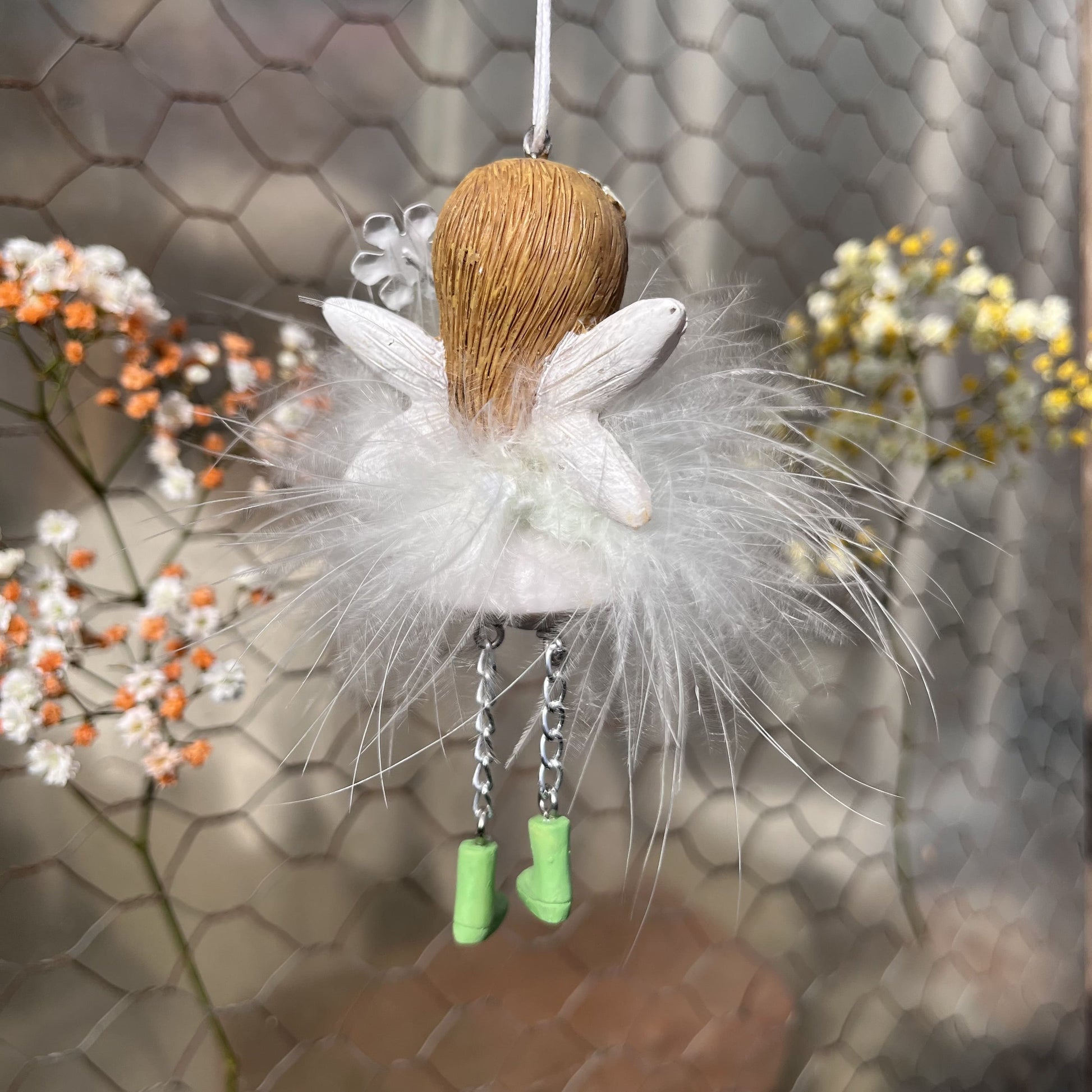 Elfe mit Blume zum hinhängen in 3 Farben erhältlich.
Maße: Höhe ca 12 cm + Hänger
Material: Polyresin, Federn, Metall
Farben: lila, grün, rosa
Lieferumfang: 1 Elfe in der ausgesuchten Farbe