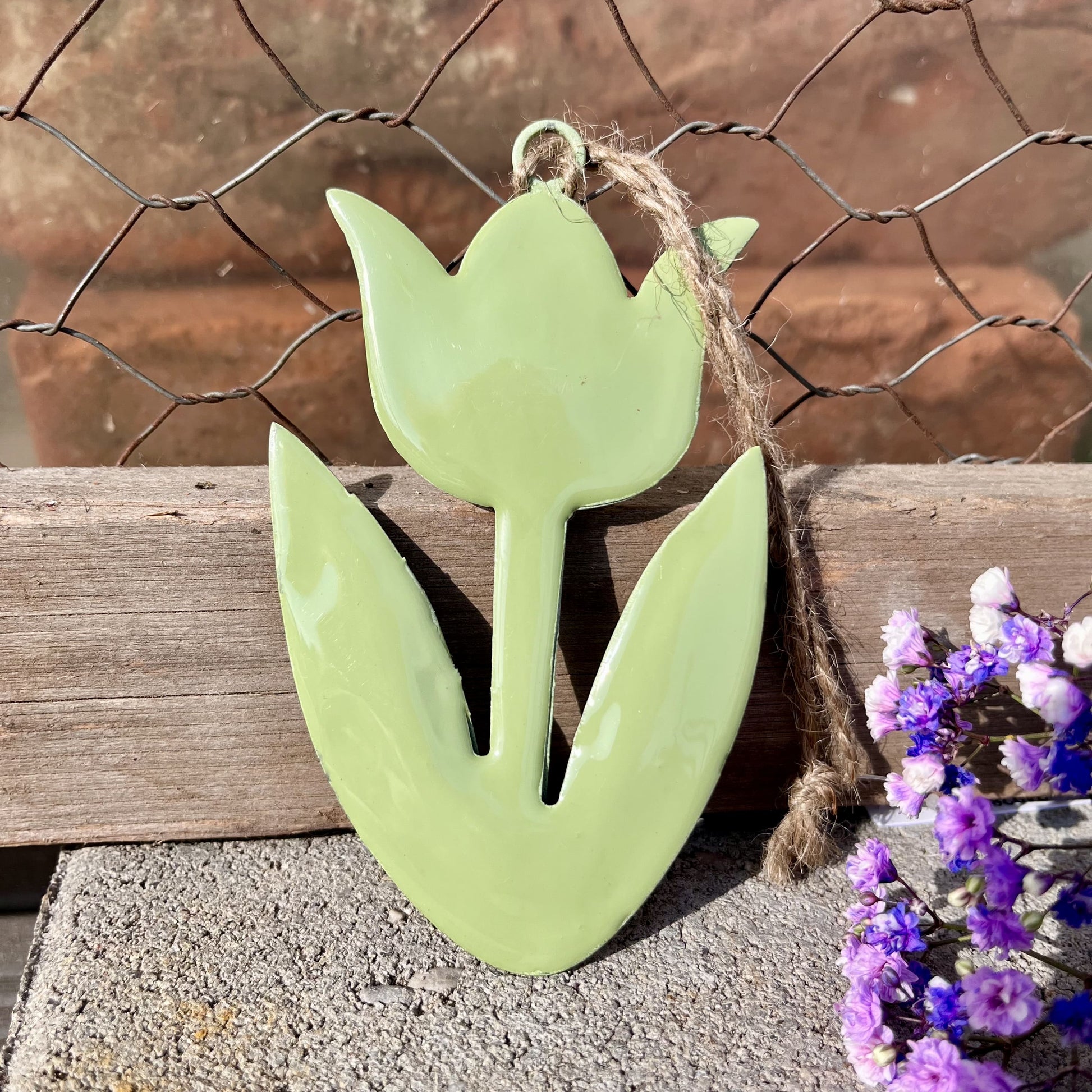 Den Blumen Hänger als Tulpe aus Enamel Lack gibt es 2 verschiedenen Farben.
Maße: B x T x H: 6,5 x 1 x 10 cm (ohne Hänger)
Farben: grün oder rosa
Material: Metall
Lieferumfang: 1 Hänger in der ausgesuchten Variante