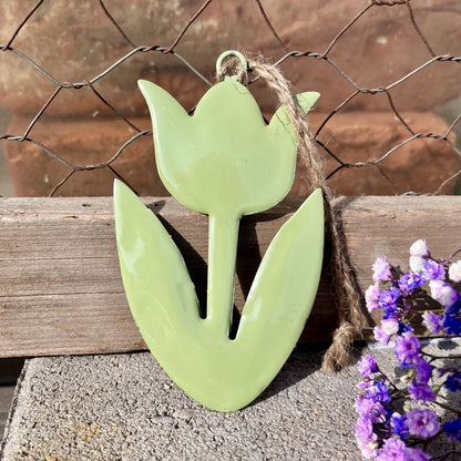Den Blumen Hänger als Tulpe aus Enamel Lack gibt es 2 verschiedenen Farben.
Maße: B x T x H: 6,5 x 1 x 10 cm (ohne Hänger)
Farben: grün oder rosa
Material: Metall
Lieferumfang: 1 Hänger in der ausgesuchten Variante