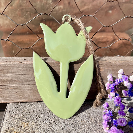 Den Blumen Hänger als Tulpe aus Enamel Lack gibt es 2 verschiedenen Farben.
Maße: B x T x H: 6,5 x 1 x 10 cm (ohne Hänger)
Farben: grün oder rosa
Material: Metall
Lieferumfang: 1 Hänger in der ausgesuchten Variante