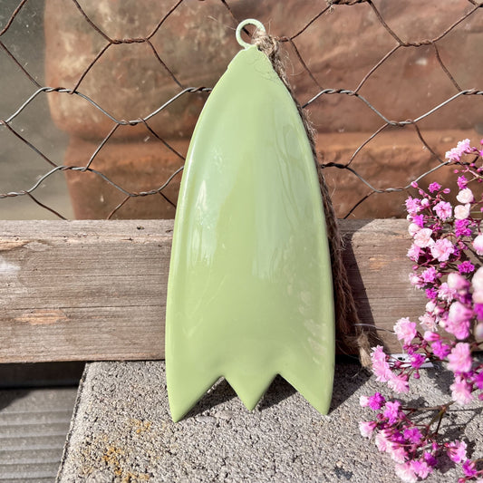 Den Blumen Hänger als Kelchblüte aus Enamel Lack gibt es 2 verschiedenen Farben.
Maße: B x T x H: 5 x 1 x 10 cm (ohne Hänger)
Farben: grün oder rosa
Material: Metall
Lieferumfang: 1 Hänger in der ausgesuchten Variante