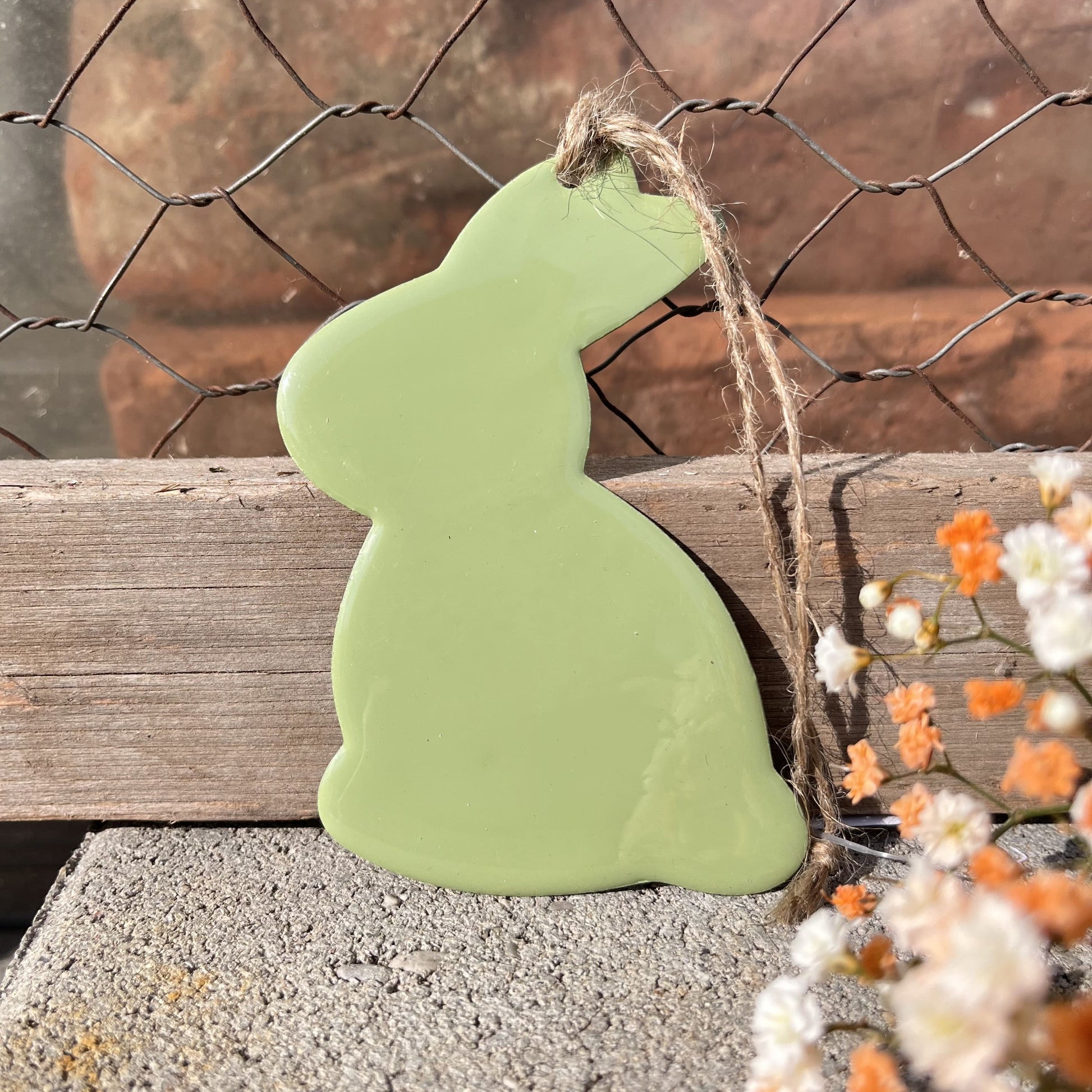 Den Hasen Hänger aus Enamel Lack gibt es in 2 verschiedenen Farben.
Maße: B x T x H: 7 x 0,1 x 10 cm (ohne Hänger)
Farben: grün oder rosa
Material: Metall
Lieferumfang: 1 Hänger in der ausgesuchten Variante