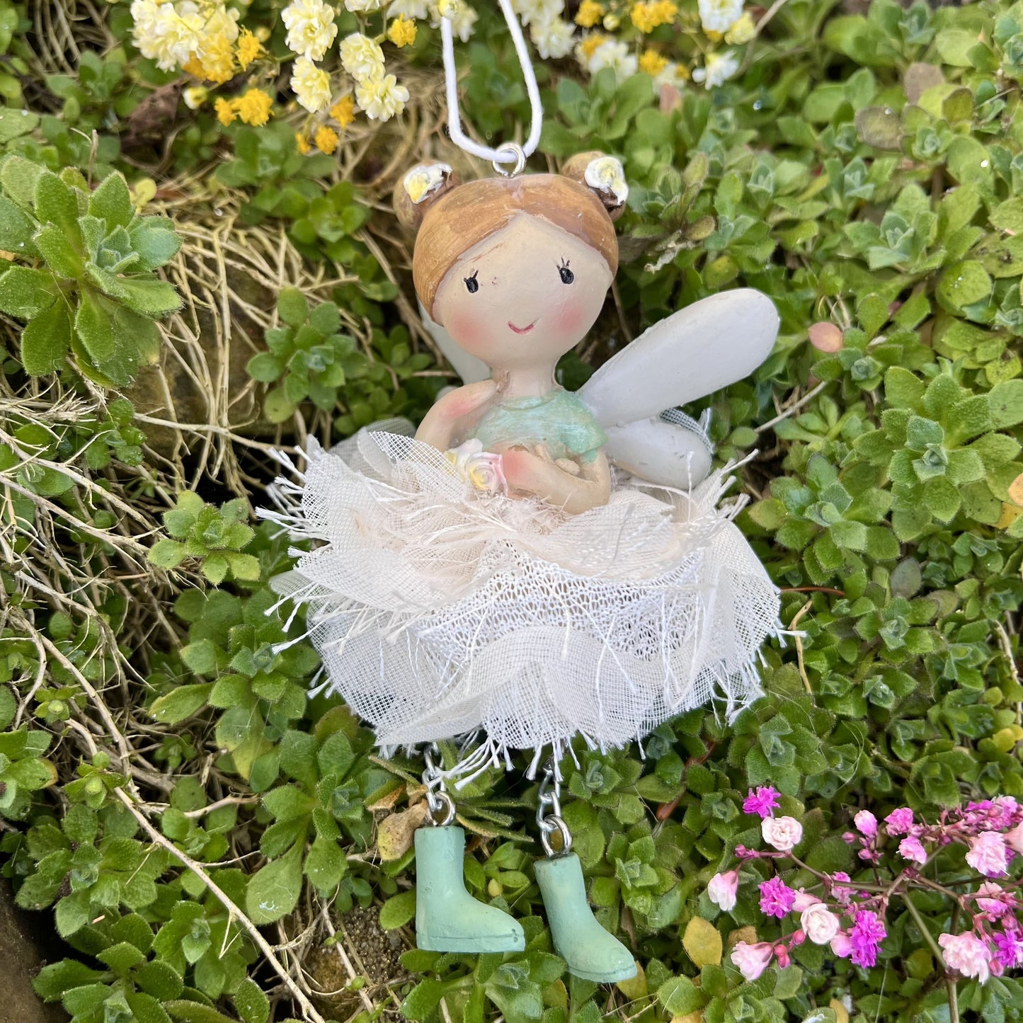 Elfe zum hinhängen in rosa oder mint.
Maße: Höhe ca 12 cm + Hänger
Material: Polyresin, Stoff
Farben: mint, rosa
Lieferumfang: 1 Elfe in der ausgesuchten Farbe