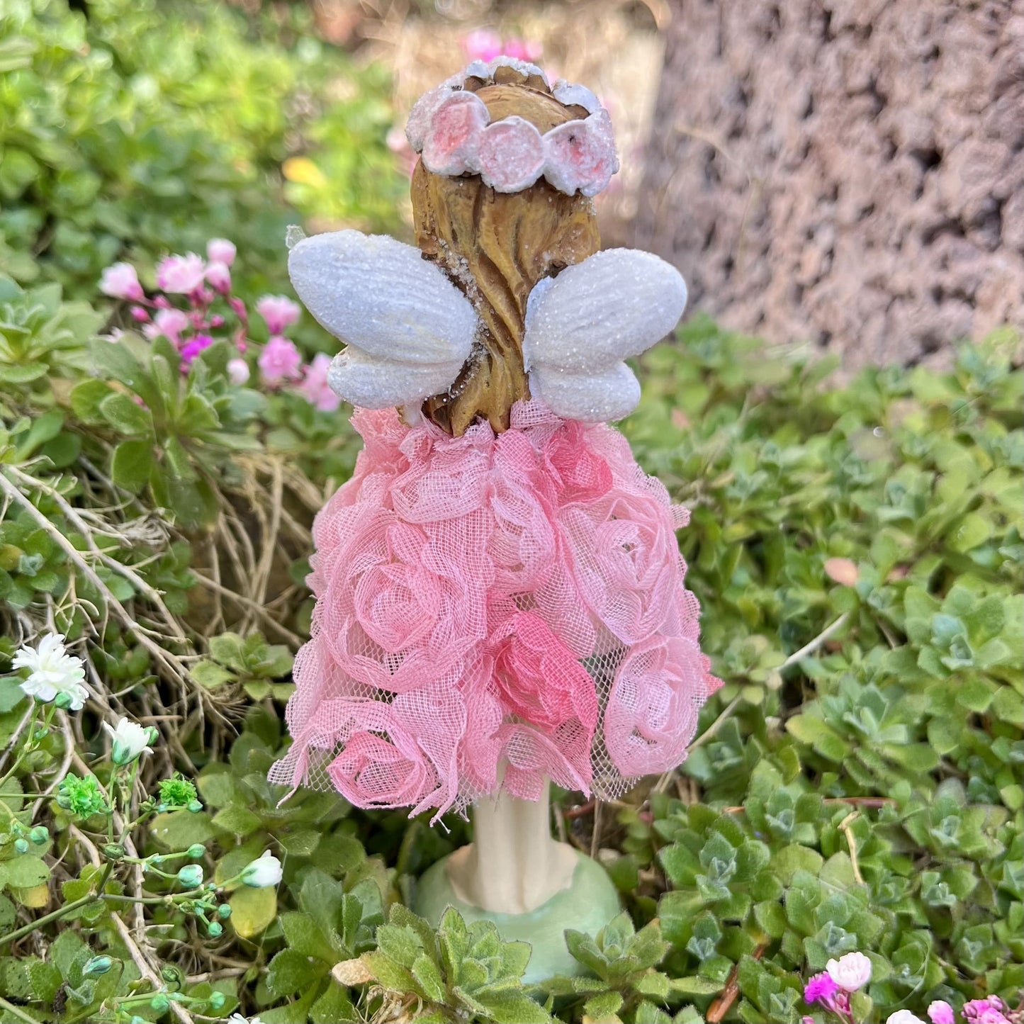 Elfe im Rosenkleid - stehend - in rosa oder apricot erhältlich. 
Maße: Höhe ca. 11 cm 
Material: Polyresin, Stoff, Metall
Farben: rosa, apricot
Lieferumfang: 1 Elfe in der ausgesuchten Farbe