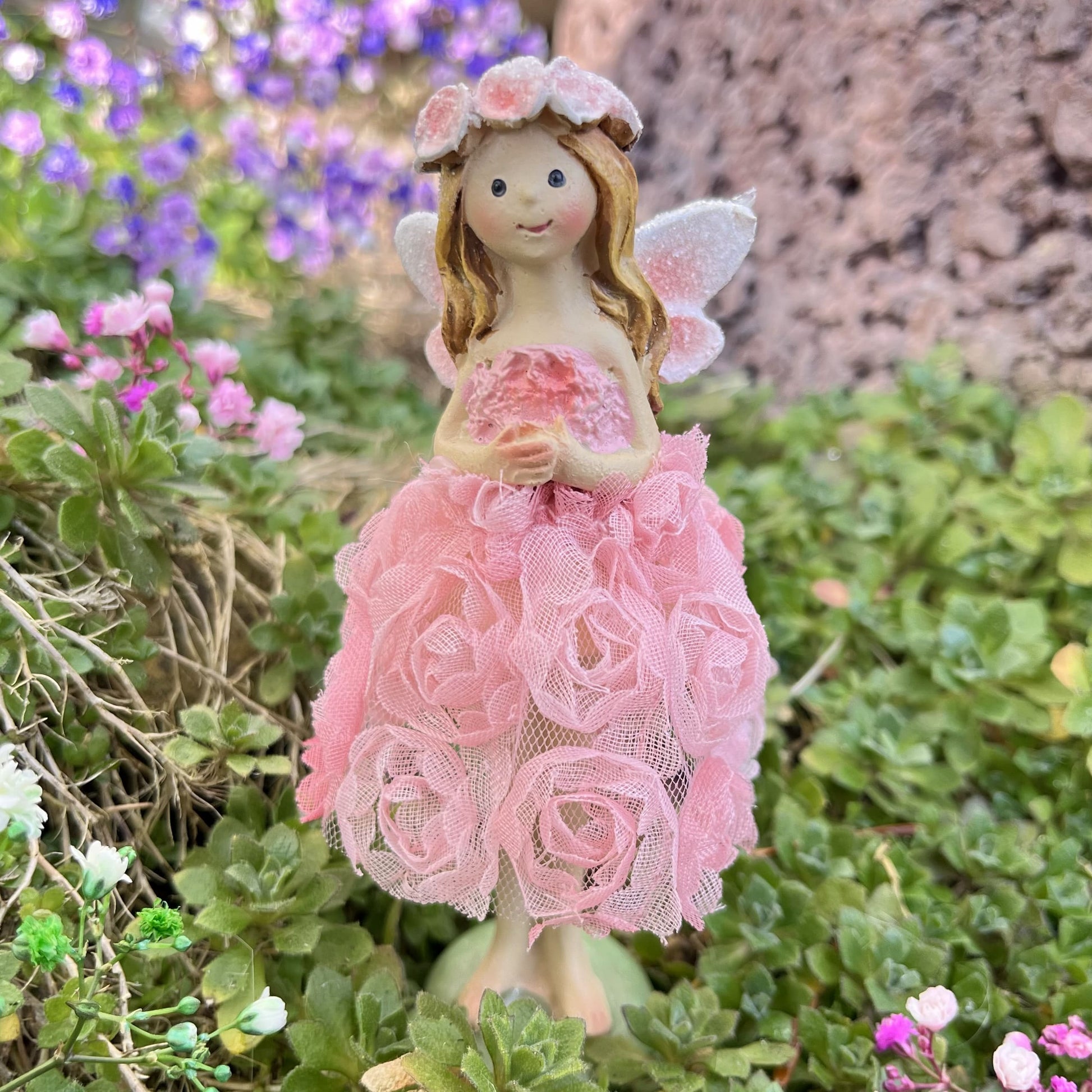Elfe im Rosenkleid - stehend - in rosa oder apricot erhältlich. 
Maße: Höhe ca. 11 cm 
Material: Polyresin, Stoff, Metall
Farben: rosa, apricot
Lieferumfang: 1 Elfe in der ausgesuchten Farbe