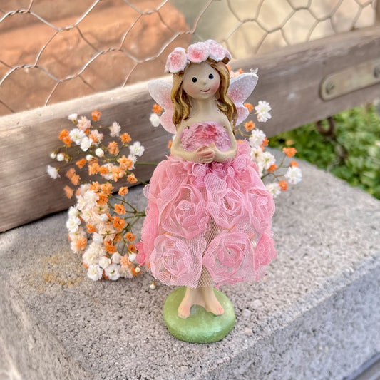 Elfe im Rosenkleid - stehend - in rosa oder apricot erhältlich. 
Maße: Höhe ca. 11 cm 
Material: Polyresin, Stoff, Metall
Farben: rosa, apricot
Lieferumfang: 1 Elfe in der ausgesuchten Farbe