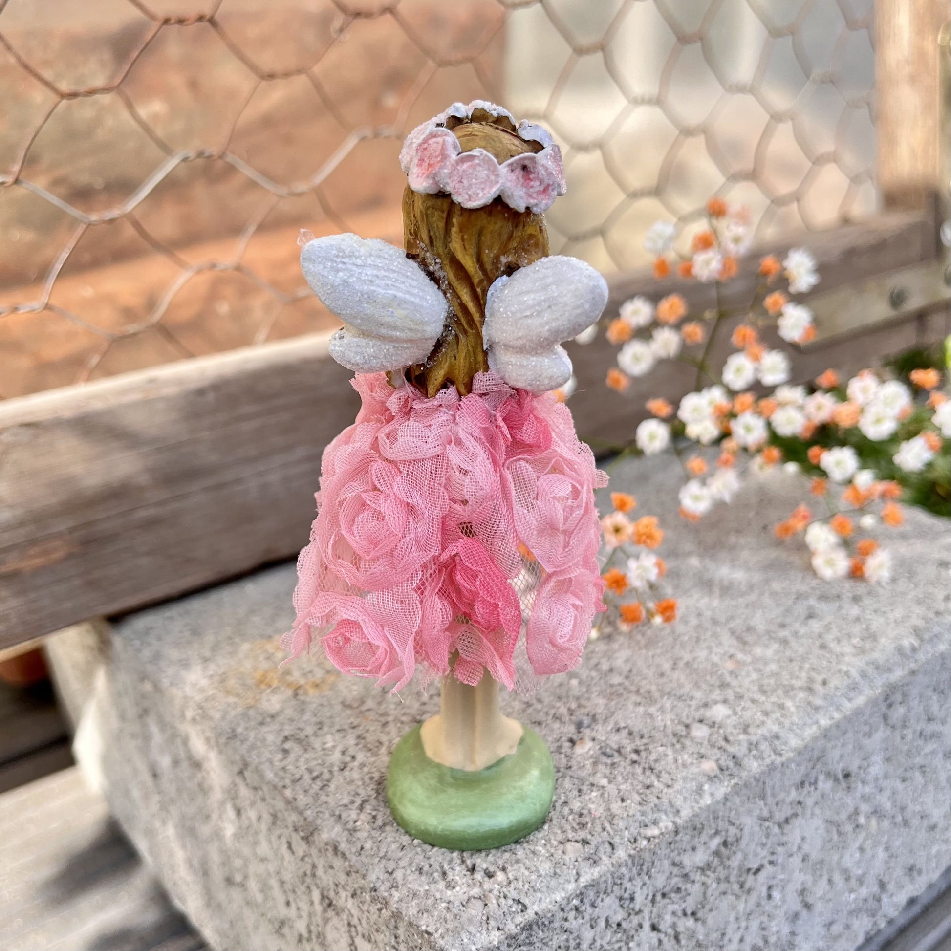 Elfe im Rosenkleid - stehend - in rosa oder apricot erhältlich. 
Maße: Höhe ca. 11 cm 
Material: Polyresin, Stoff, Metall
Farben: rosa, apricot
Lieferumfang: 1 Elfe in der ausgesuchten Farbe