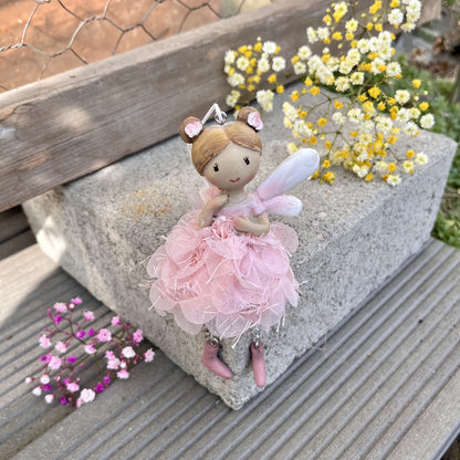 Elfe zum hinhängen in rosa oder mint.
Maße: Höhe ca 12 cm + Hänger
Material: Polyresin, Stoff
Farben: mint, rosa
Lieferumfang: 1 Elfe in der ausgesuchten Farbe