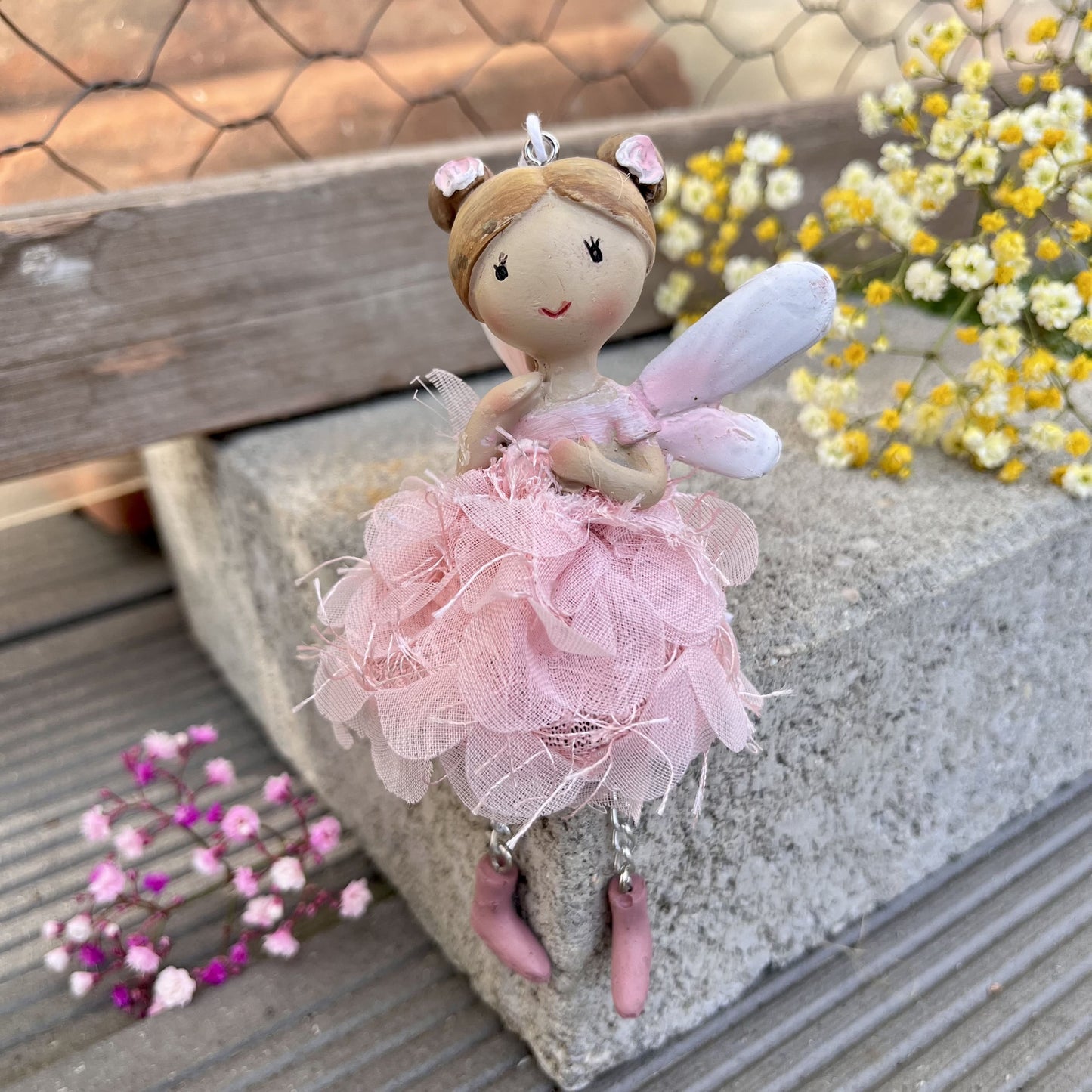 Elfe zum hinhängen in rosa oder mint.
Maße: Höhe ca 12 cm + Hänger
Material: Polyresin, Stoff
Farben: mint, rosa
Lieferumfang: 1 Elfe in der ausgesuchten Farbe